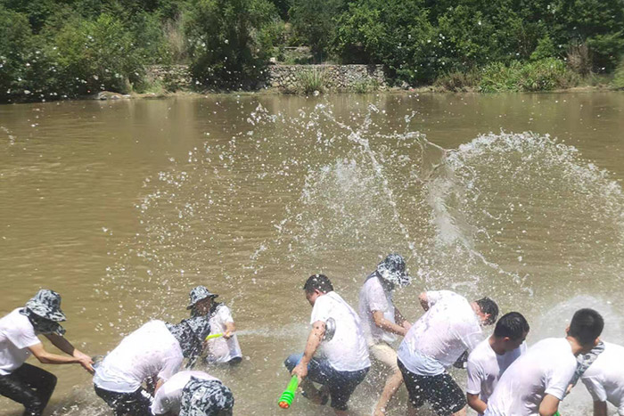 員工歡樂(lè)打水仗